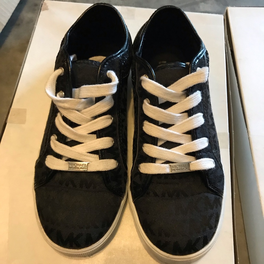 Size 7 Michael Kors women’s shoes $20 only tonight